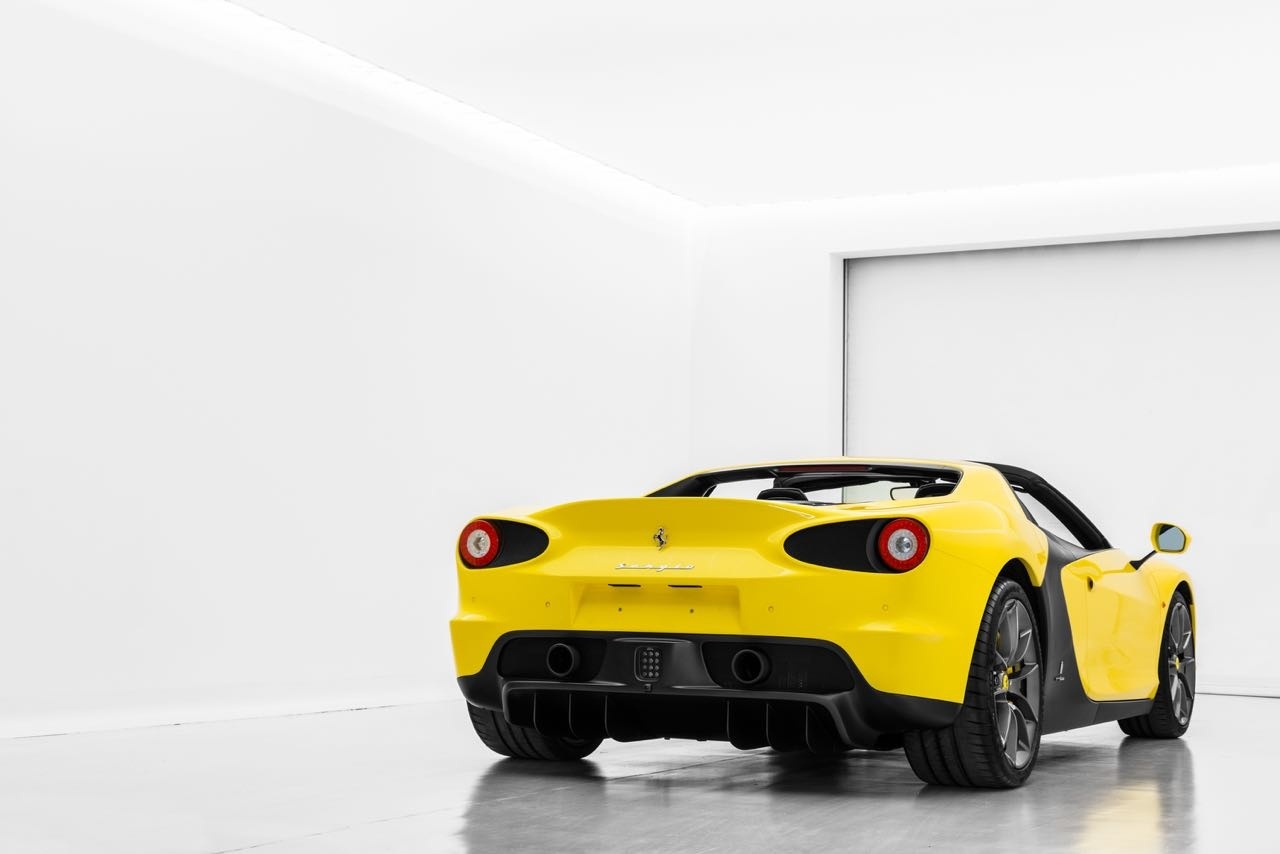 Авто оснащено 4,5-литровым V8 мощностью 605 л с