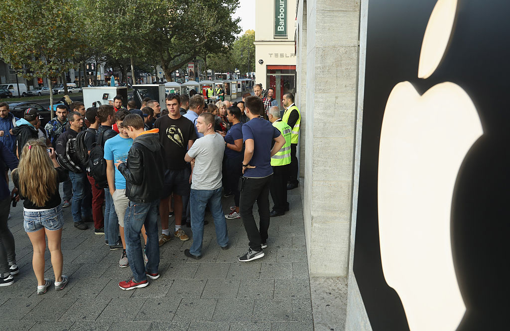 Многие стоят в очередях, чтобы первыми приобрести iPhone