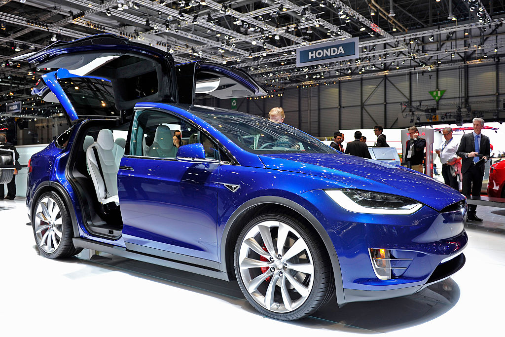 Tesla Model X в некоторых автосалонах может обойтись в 180 тысяч долларов