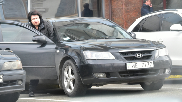 Ефремова садится в автомобиль