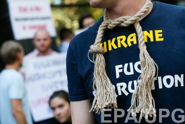 Украинцы не увидели прогресса в борьбе с коррупцией