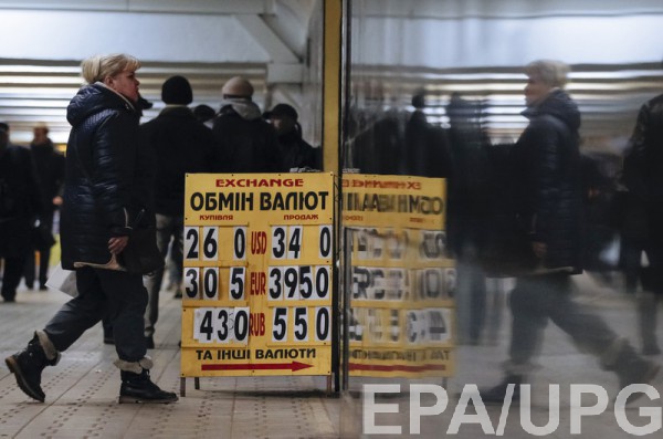 Эксперты прогнозируют, что гривна в 2017 году будет слабеть